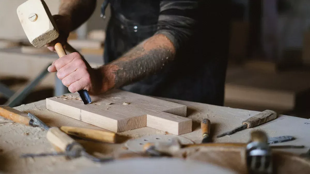 Cách thực hiện các vết cắt sạch và chính xác bằng một cái đục