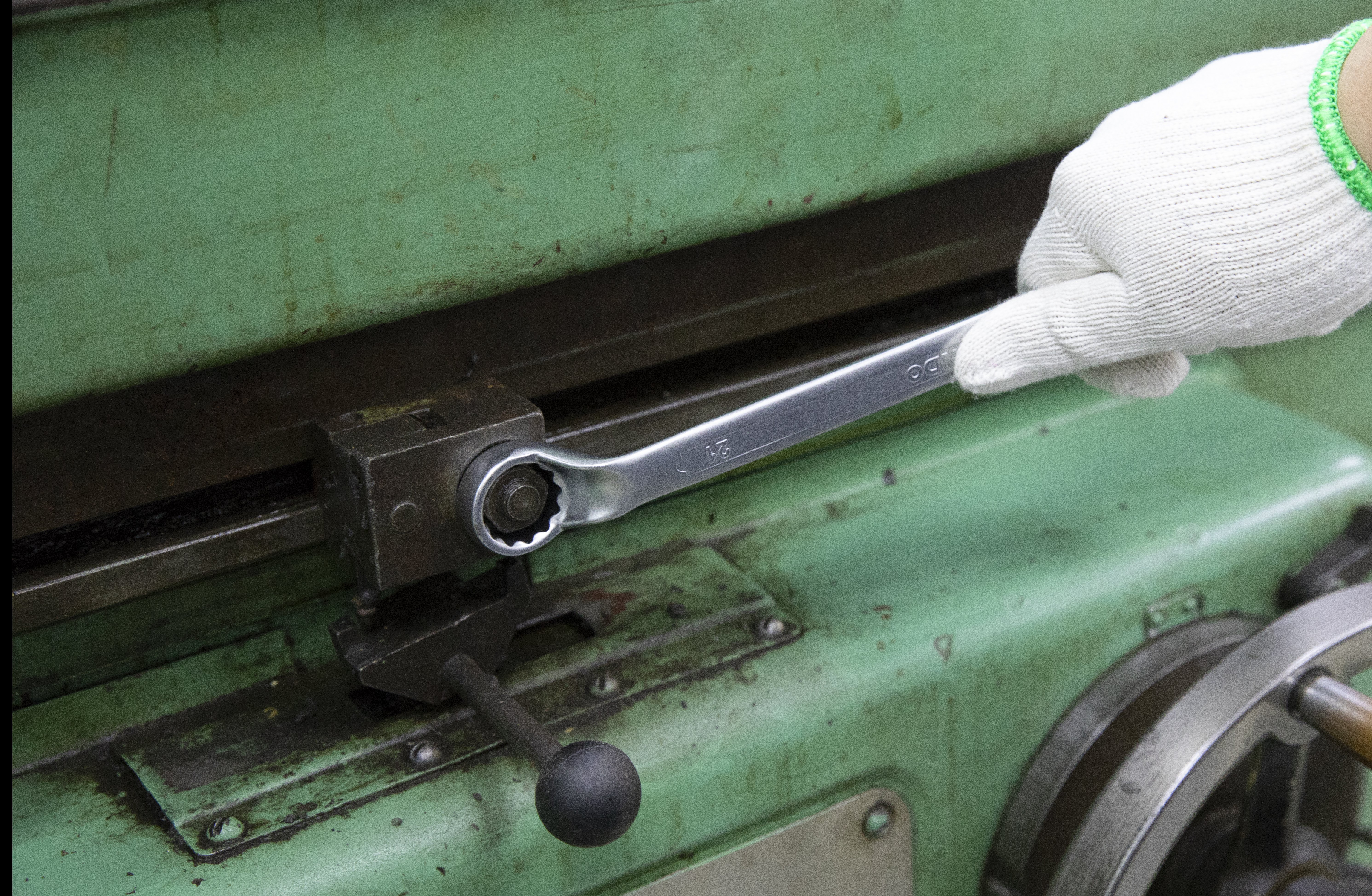 Các bước để sử dụng cờ lê kết hợp là gì? 